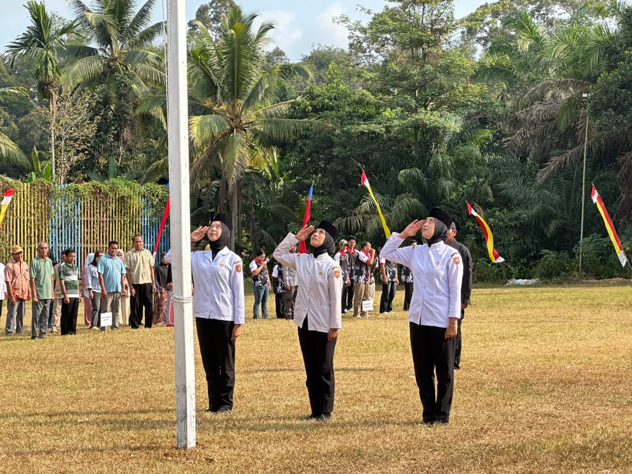 UPACARA BENDERA MEMPERINGATI HARI KEMERDEKAAN REPUBLIK INDONESIA YANG KE - 81 DI DESA PENYOMBAAN
